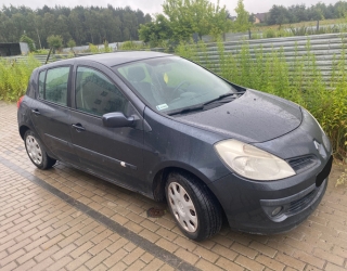 Renault Clio 2008 skupiony na Ratajach w Poznaniu
